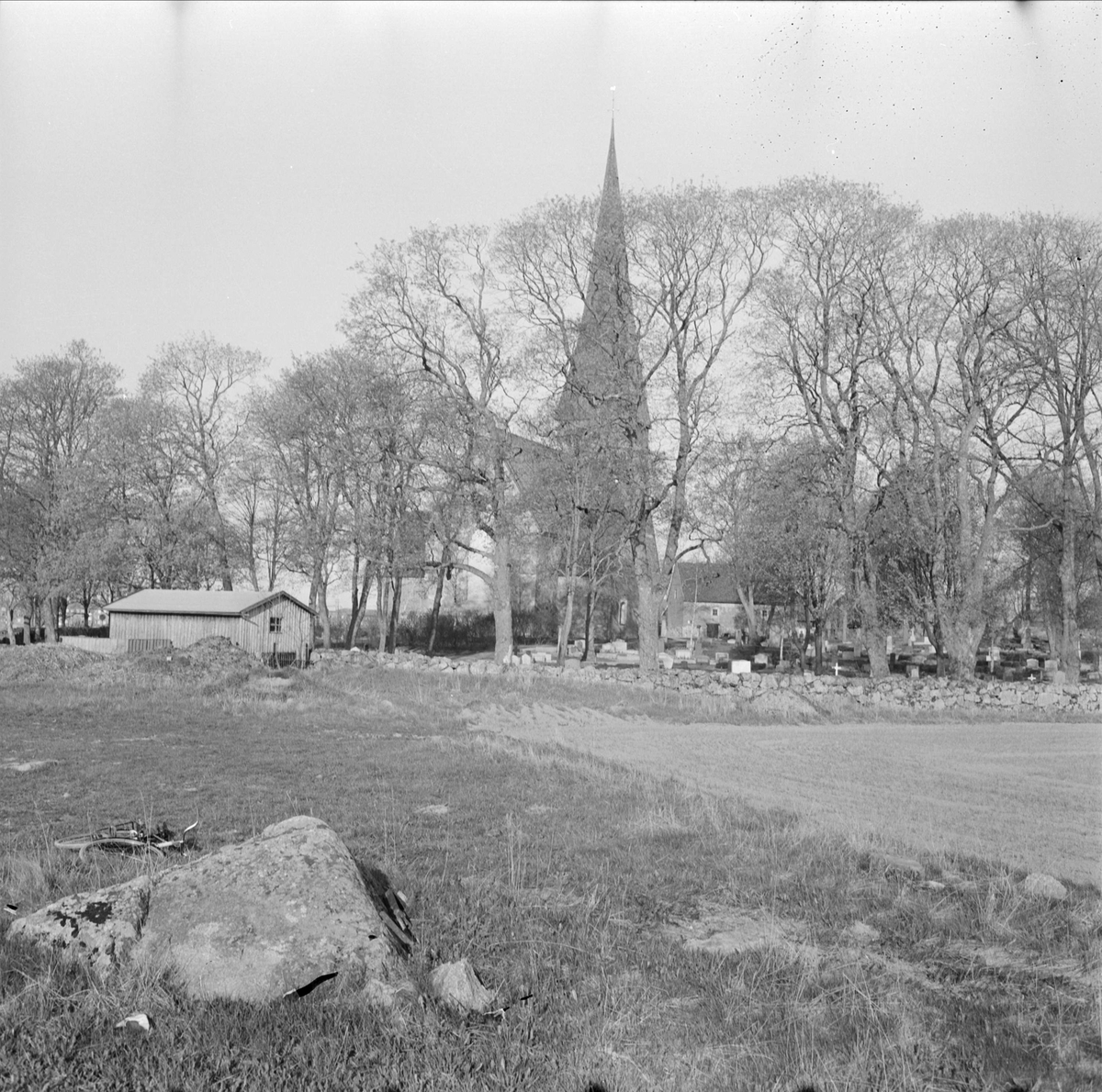 "Waksala vandring första gången" - vy över Vaksala kyrka, Uppsala 1965