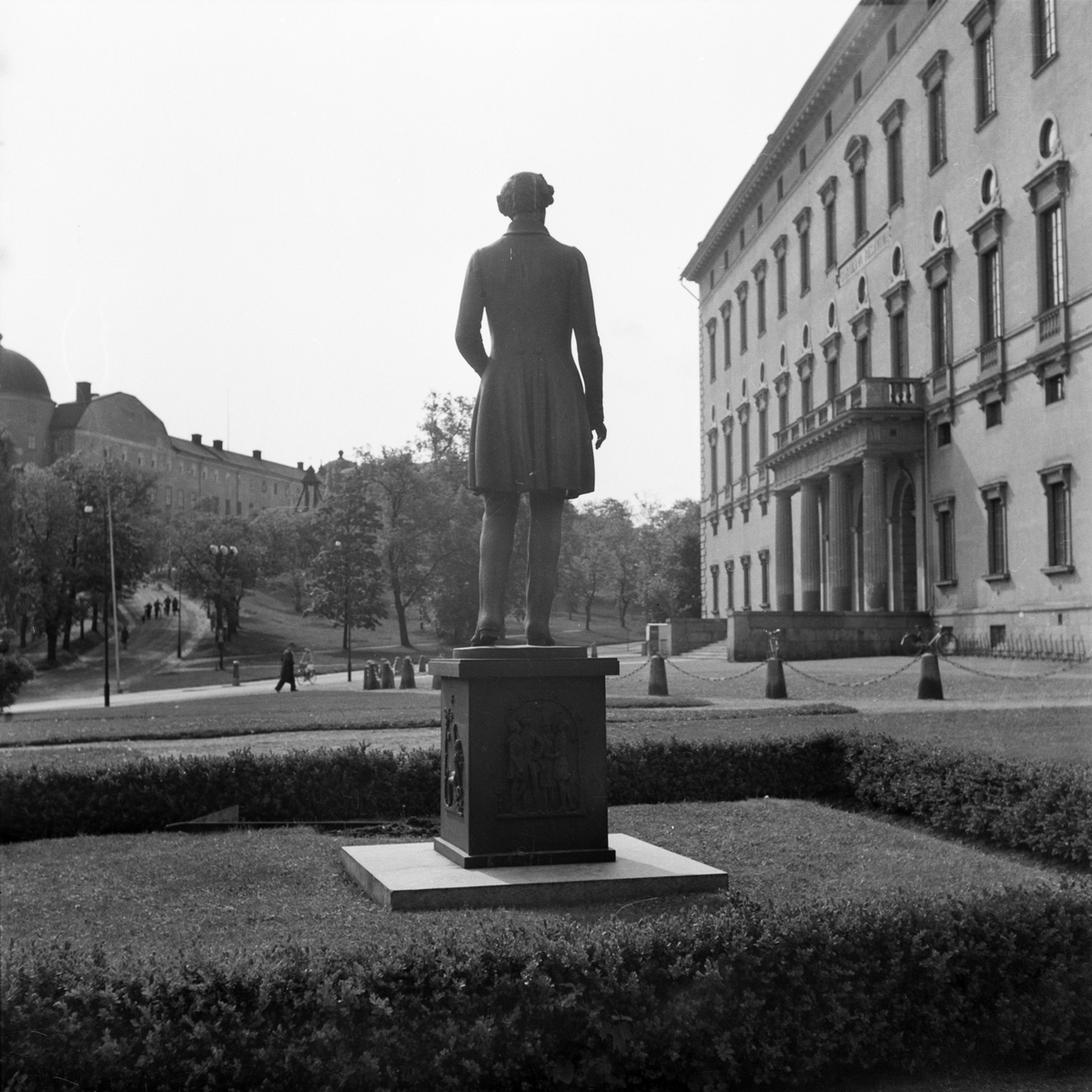 Prins Gustaf, staty av Carl Eldh, framför universitetsbiblioteket Carolina Rediviva, Kåbo, Uppsala