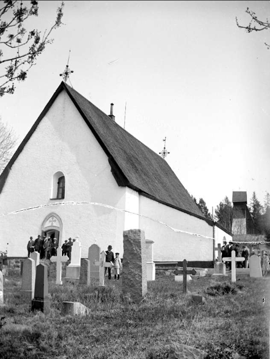 Vätö kyrka med klockstapel och kyrkogård, Vätö socken, Uppland i maj 1917