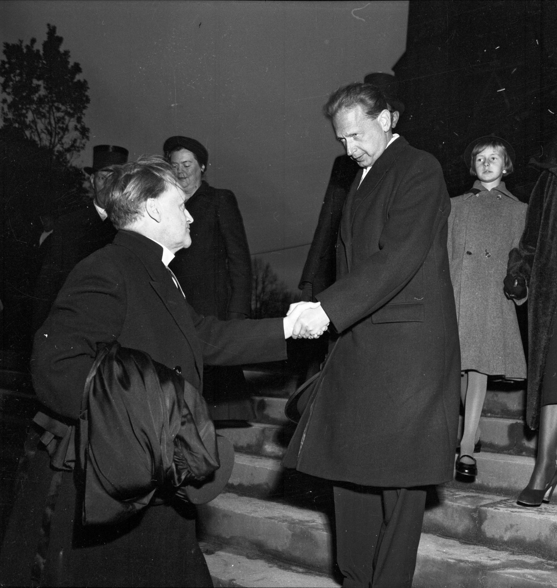 Hjalmar Hammarskjölds jordfästning i Uppsala domkyrka, Uppsala 1953. Dag Hammarskjöld och ärkebiskop Erling Eidem