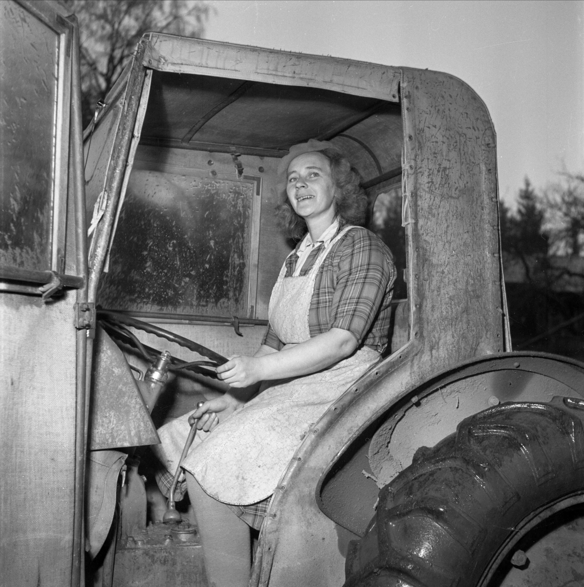 Lantbrukare Gerda Bergblom i traktorn