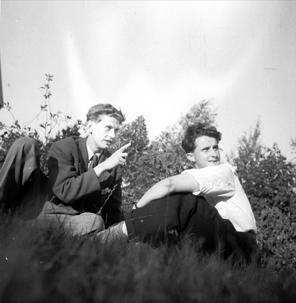 Claes Claesson med vän sitter i gräset, Norge 1947 - Upplandsmuseet ...