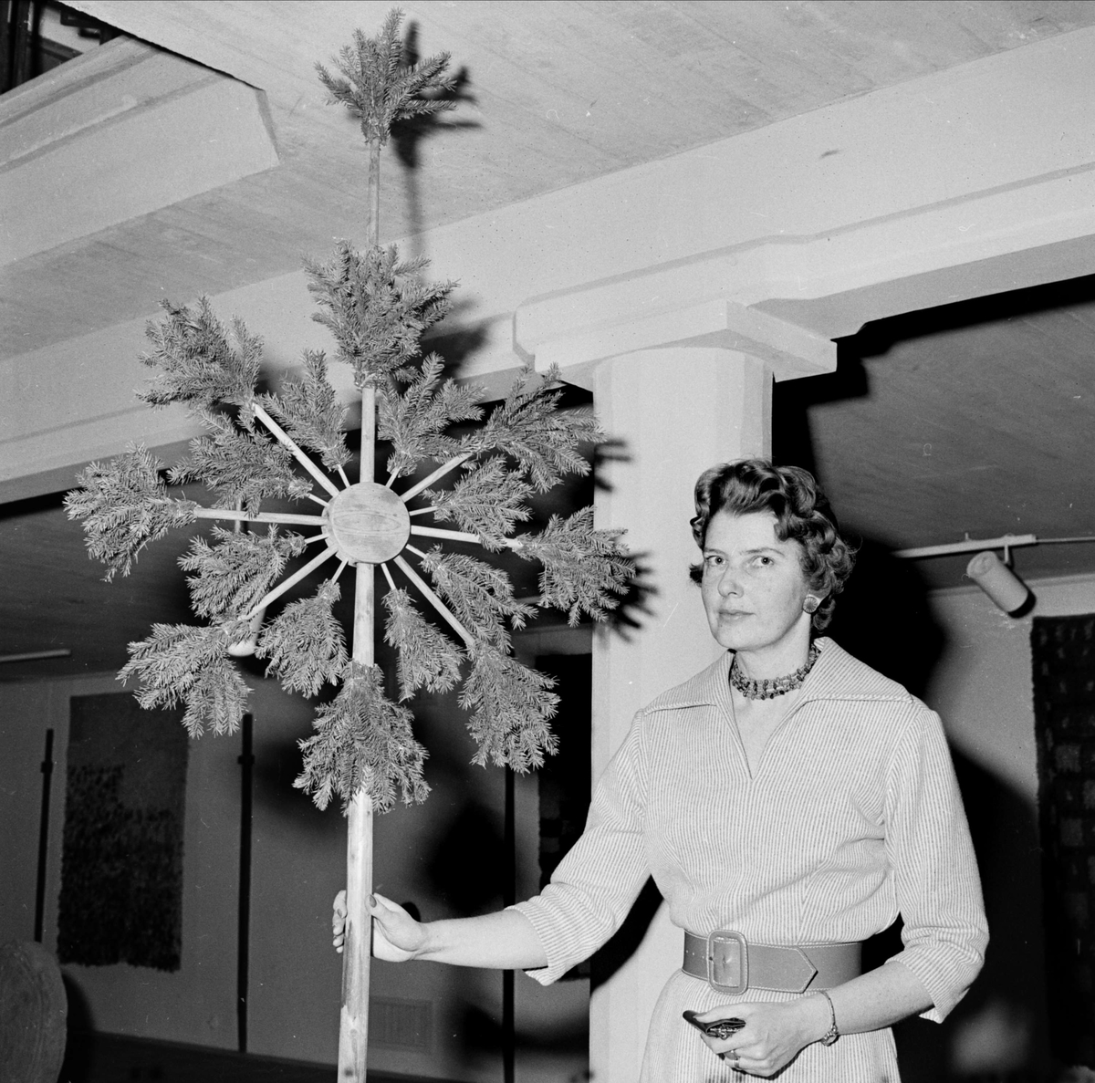 Amanuens Anna-Märta Berg med julstång, Upplandsmuseet, Uppsala december 1959