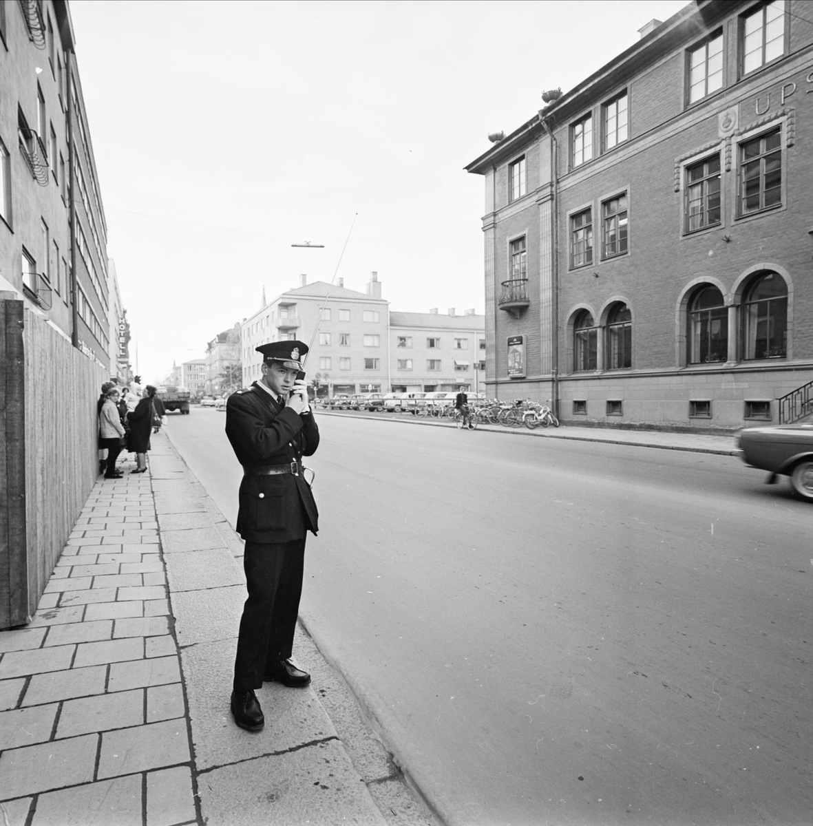 Polisen har "walkie talkiedebut i Uppsalatrafiken", sannolikt Kungsgatan, Uppsala 1965