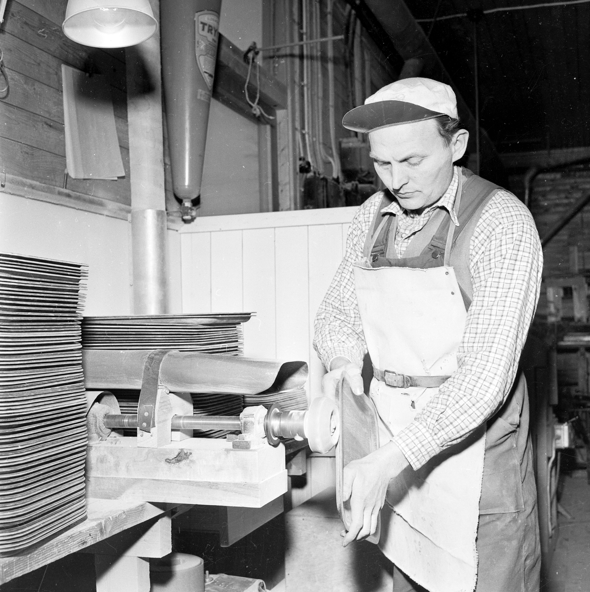 Tillverkning av den sk "Silva-brickan", hos Bröderna Kjellström, Lövstalöt, Uppland 1955