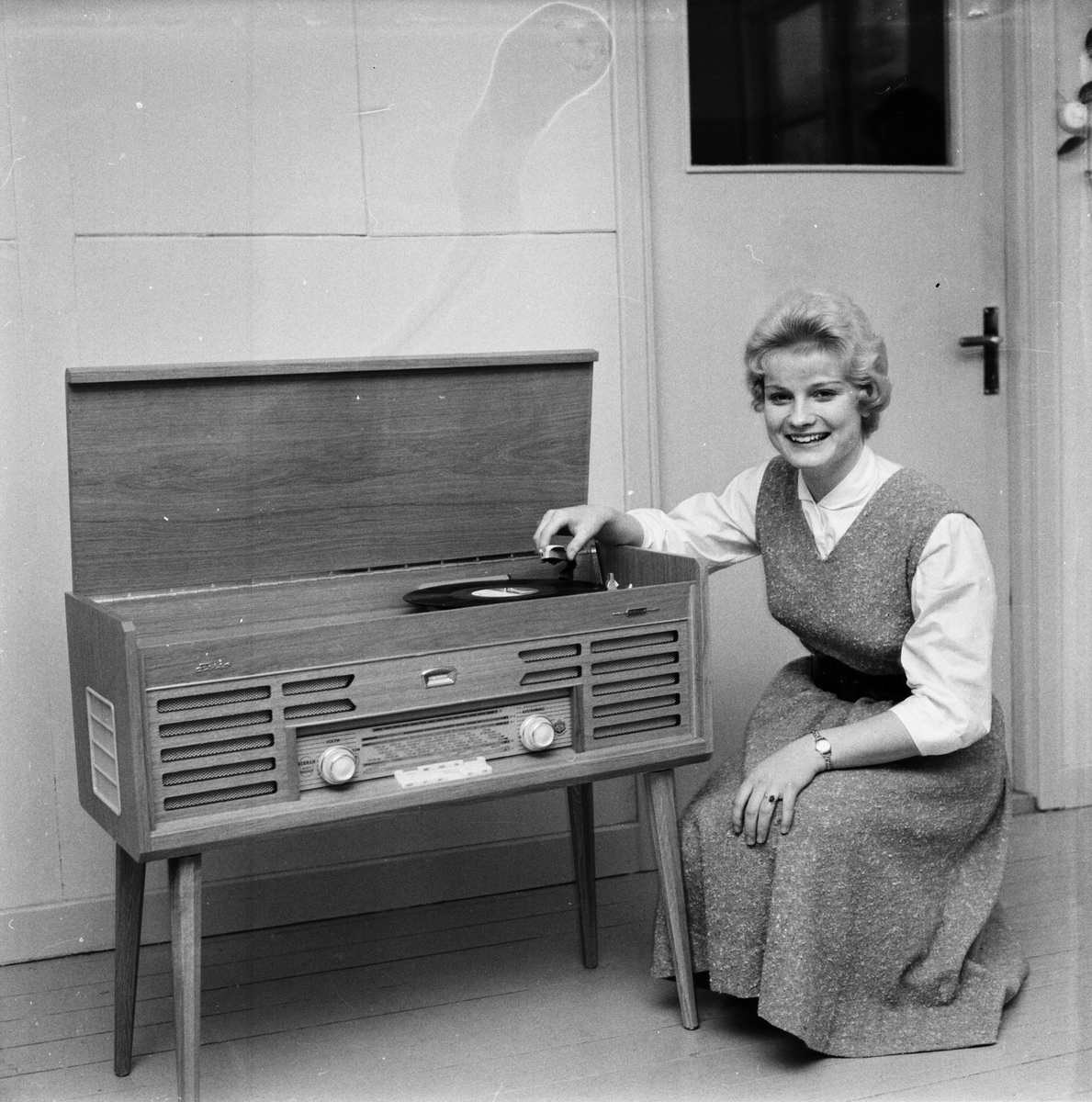 Ung kvinna vid radiogrammofon, radio- och TV-fabriken i Tobo bruk