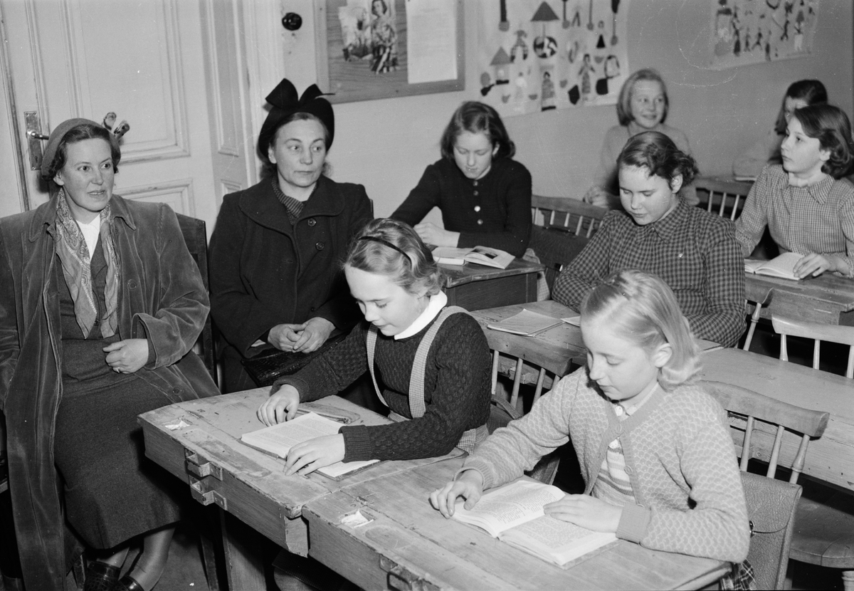 Kommunala flickskolan, föräldrar lyssnar till lektionen, Uppsala mars 1952