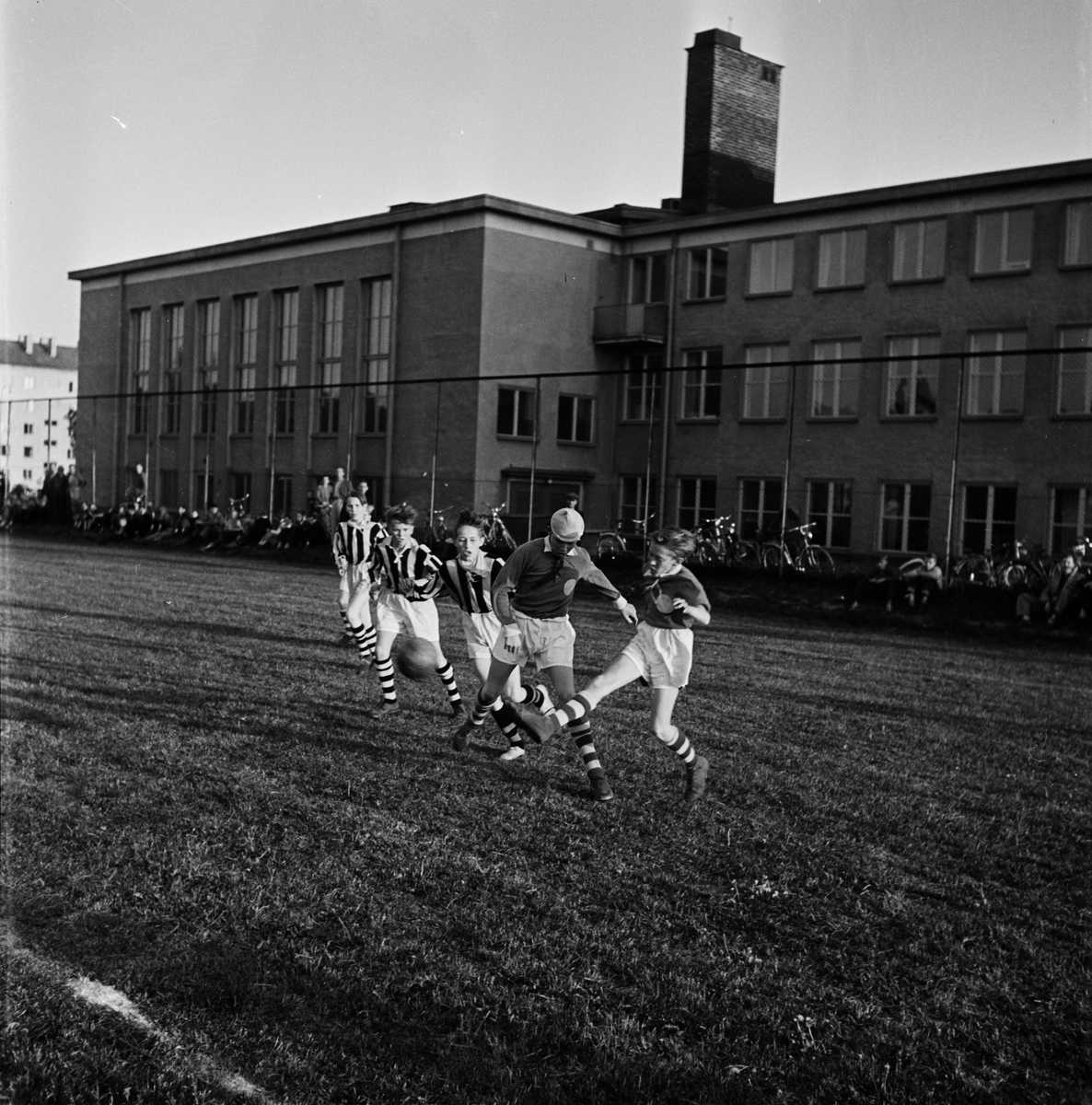 Pojkfotboll, Uppsala IF-Vesta, vid Praktiska Realskolan, Luthagsstranden, Uppsala, juni 1954