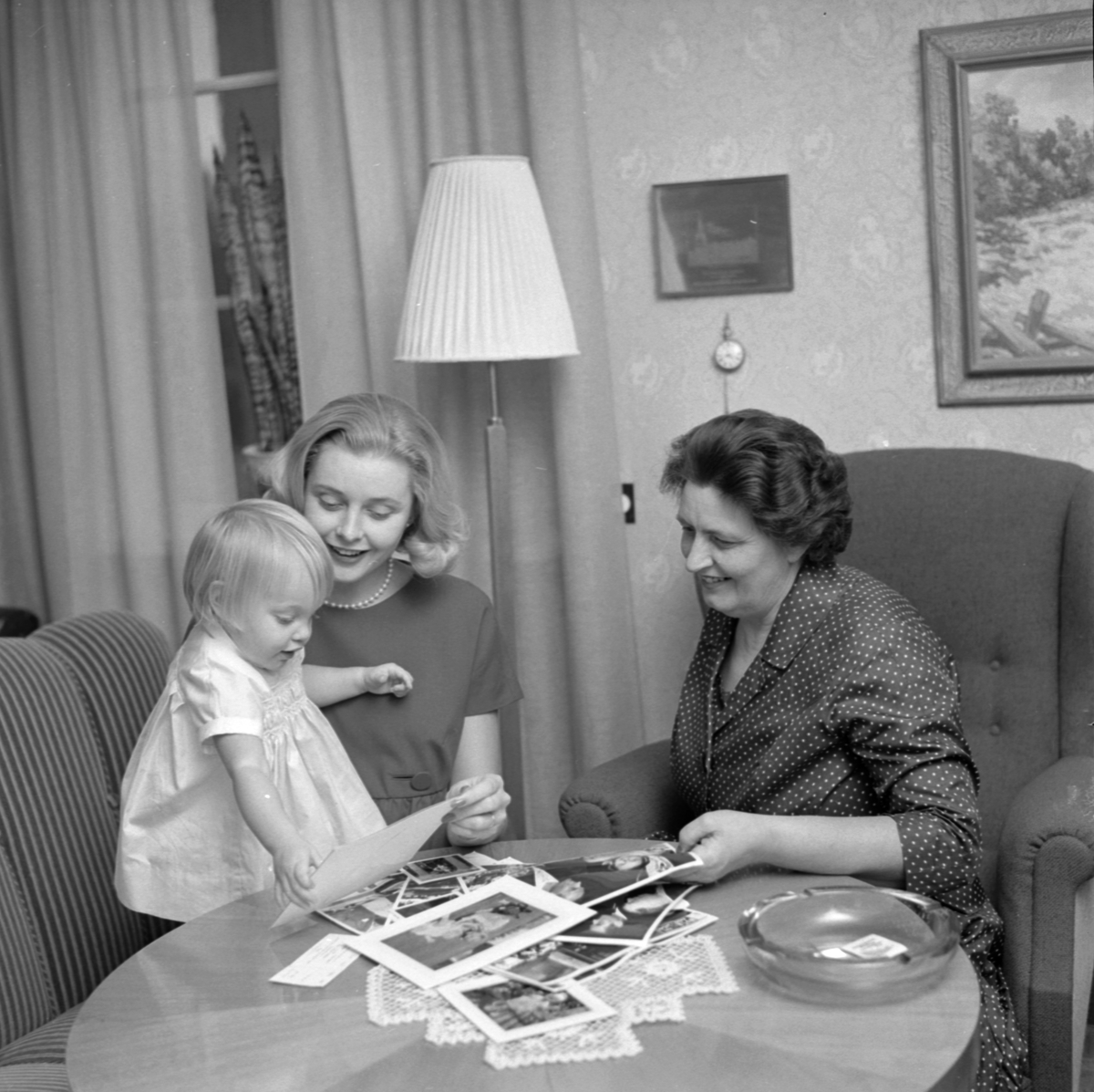 Miss Universum, Hillevi Rombin, i hemmet tillsammans med sin dotter, Uppsala 1960