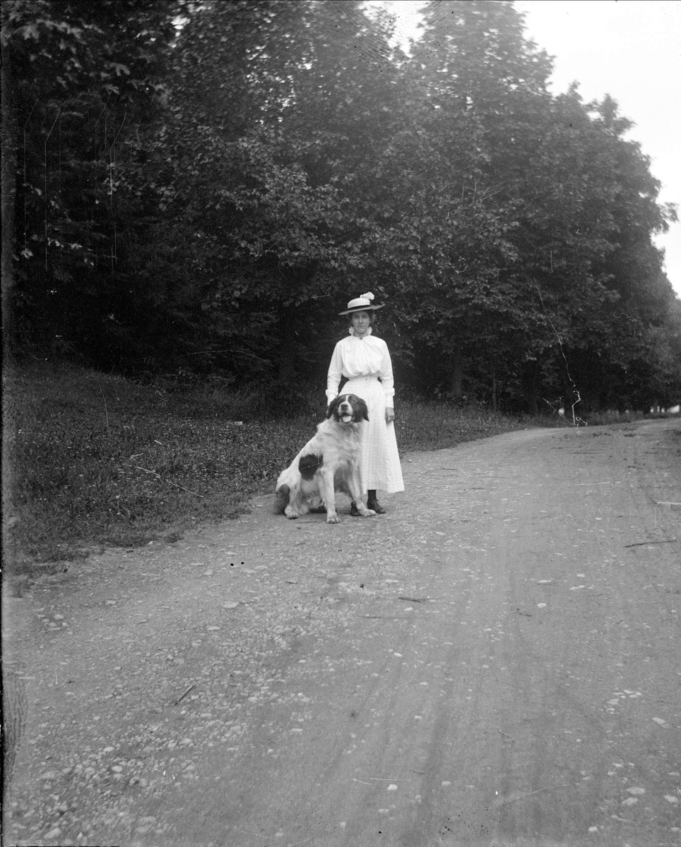 "Fru Engstrand" med hund, Österbybruk, Films socken, Uppland