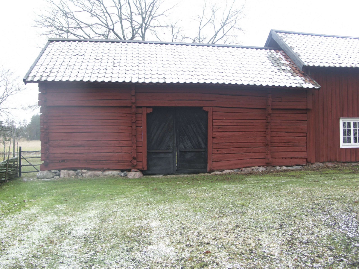 Portlider på Härledsgården som ägs av Torstuna hembygdsförening. Flyttad från Råby, Simtuna socken, Uppland