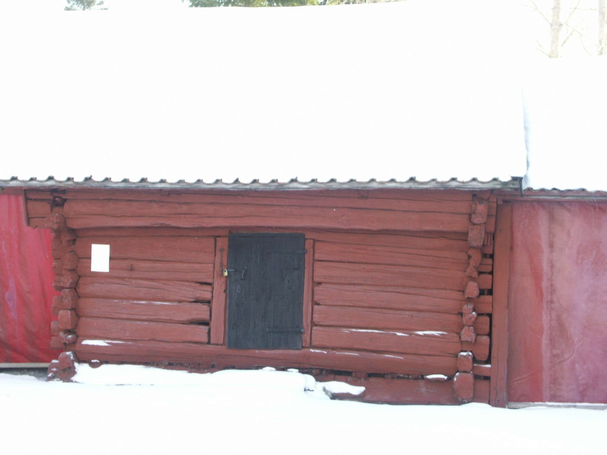 Länga med stall och bodar från Norrby gård. I längan ingår överkragande dubbelbod från 1500-talet. Stalldelen är från tidigt 1800-tal. Flyttades till Valö-Forsmarks hembygdsgård 1953.