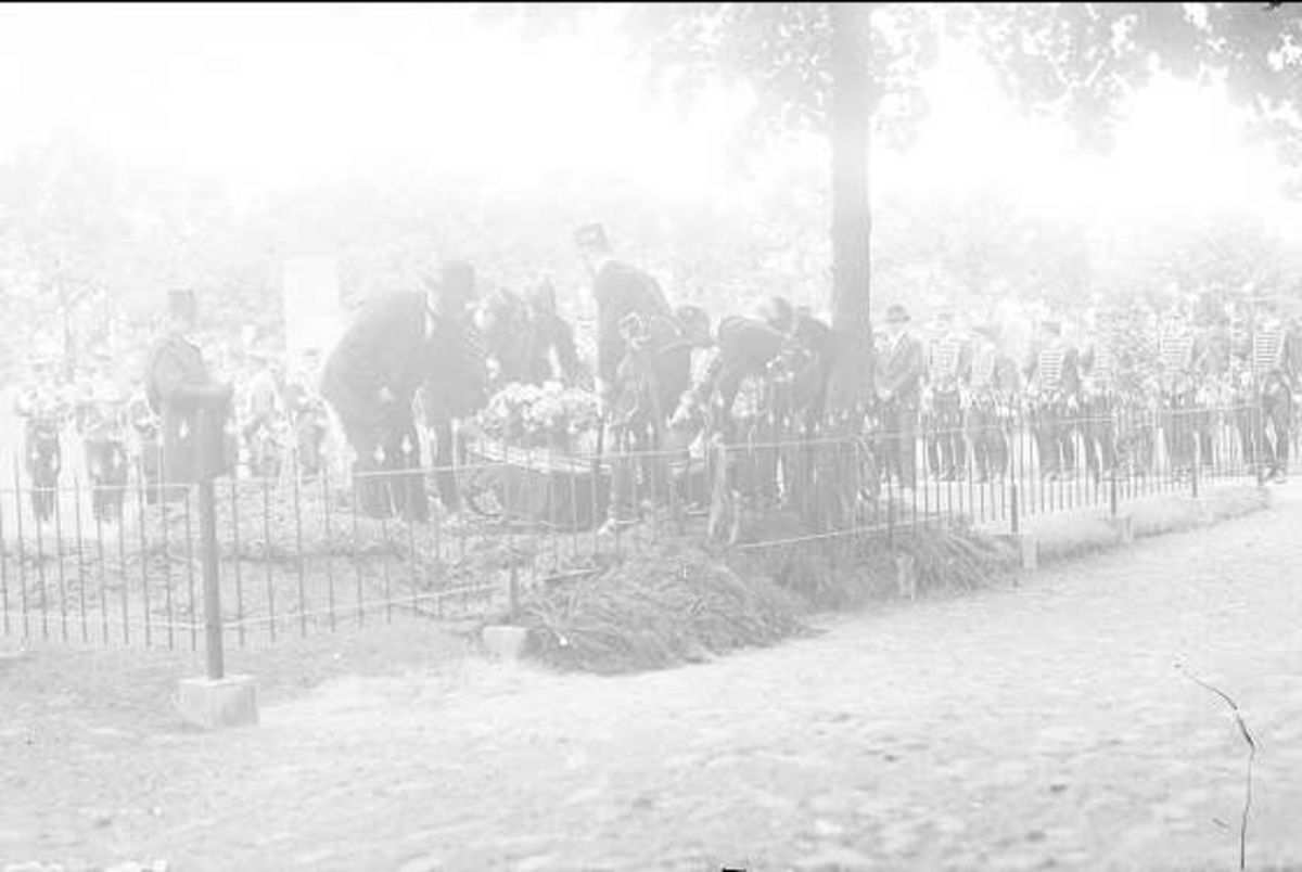 Militärbegravning, Sankta Elins kyrkogård, 4 skv. Regementspastor O. Hermansson.