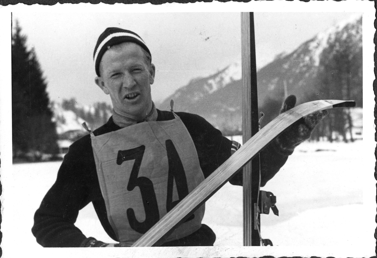 Birger Ruud på sletta i Garmisch-Partenkirchen i 1936. Birger Ruud after the jumping competition in the Winter Olympics in 1936.
