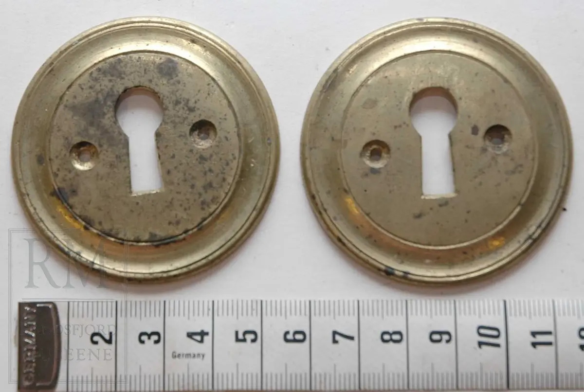 Runde, to skruehull på hver side av nøkkelhullåpning