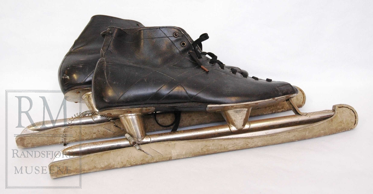 Tynne sko med runde kanter, stål festet i skoen.
Beskyttelse på jernet i skinn. Str. 43. 
