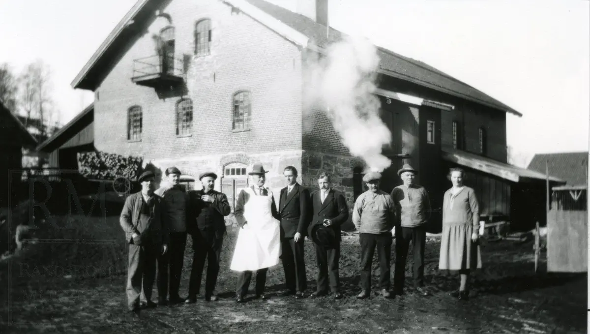 En gruppe arbeidere foran Gjefsen brenneri
