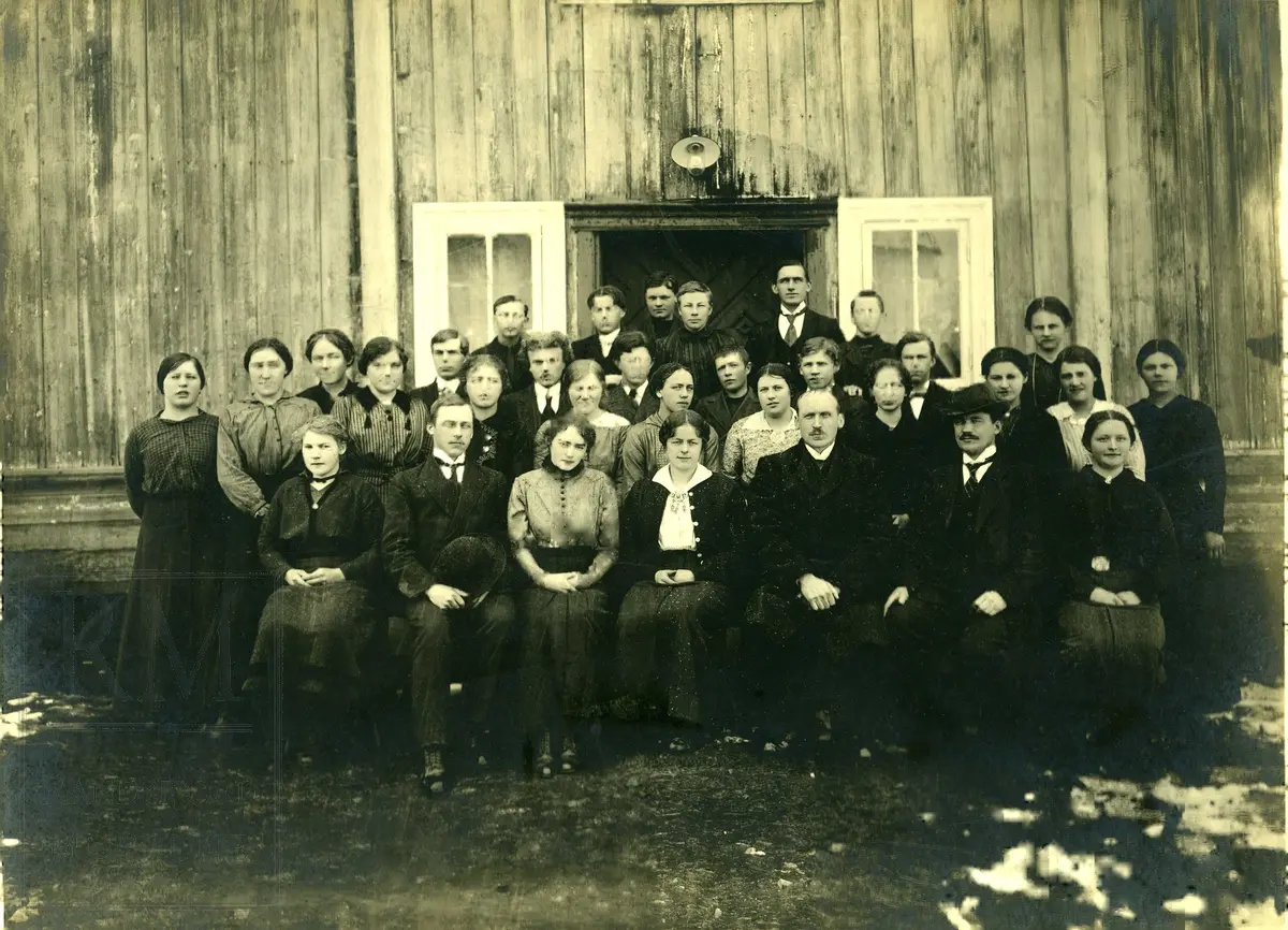 Vinterkurs, Vestoppland Folkehøgskole 1916 eller 1917. Gruppebilde med elever og lærere.