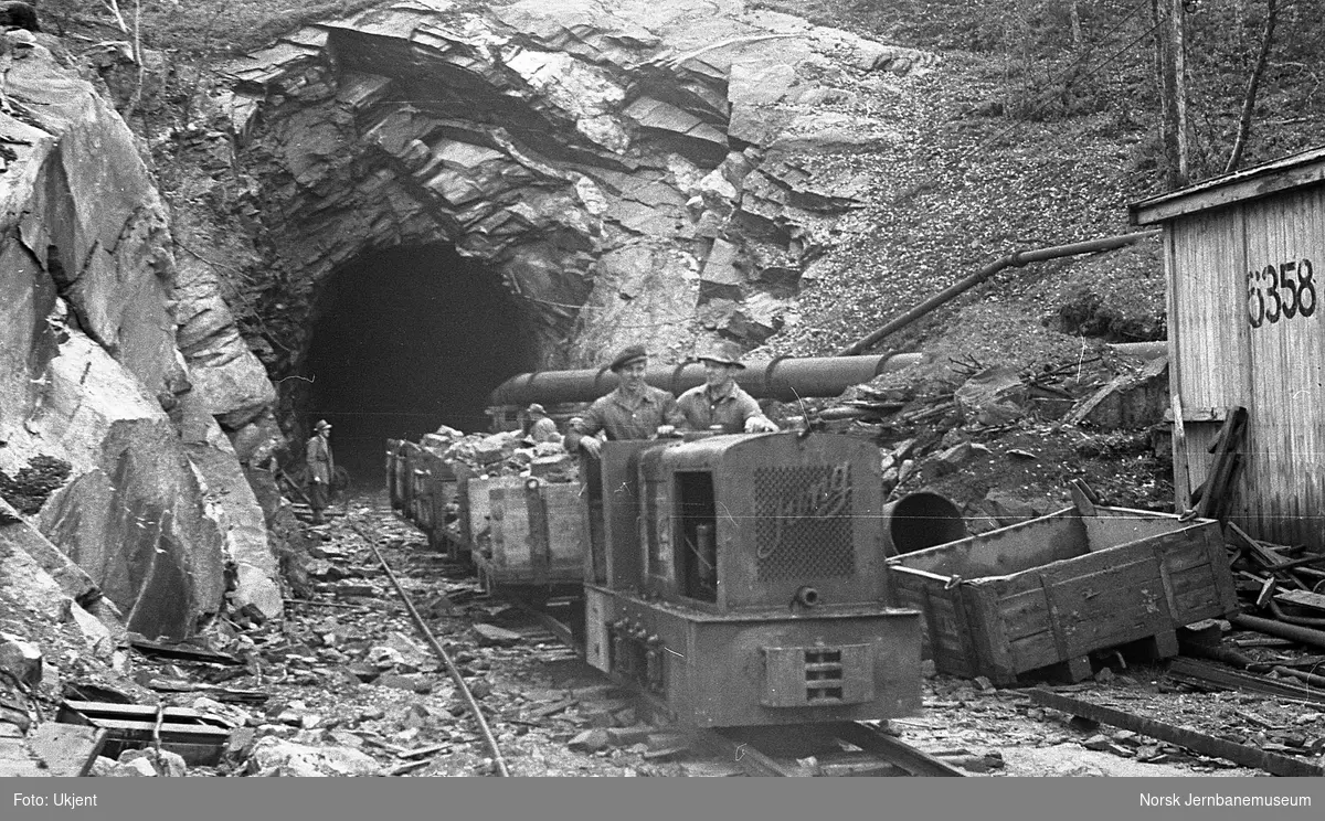 Nordlandsbaneanlegget : anleggsdiesellokomotiv i nordre innslag til Svarthammeren tunnel