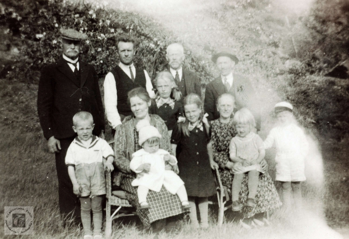 Familiebilde fra familien Flåt, Vårdal i Grindheim.
Personene på bildet, bak f.v.: 1. G.S.Øydne, 2. Andreas Imeland f.1900, 3. Tobias Flaat, 4. Ukjent Foran f.v. 1. Tormod Imeland, f. 1933, 2. Guri (Flaat) Imeland,f.1895, 3. På fanget: Gunhild (Imeland) Thorsen f. 1937, 4. Torine (Imeland) Olsen, f.1928, 5. Randi (Imeland) Gismarvik f.1930, 6. Randi Flaat (usikker) 7. På fanget: Ragnhild Imeland, f. 1935 , 8. Ola Imeland f. 1931.

Bildet er sannsynligvis tatt våren/sommeren 1939.