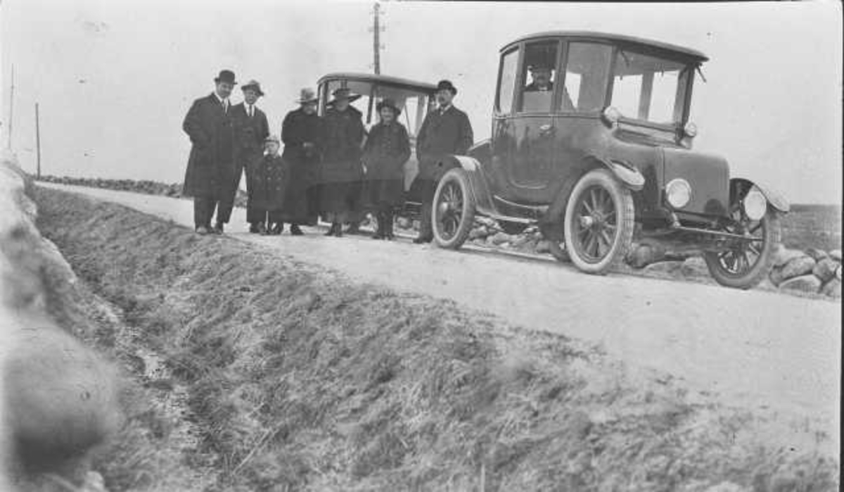 Jæren 1918 - Lars Øglænd, Randi?, Jakob J Øglænd, Marie Øglænd og Marie Øglænd med biler