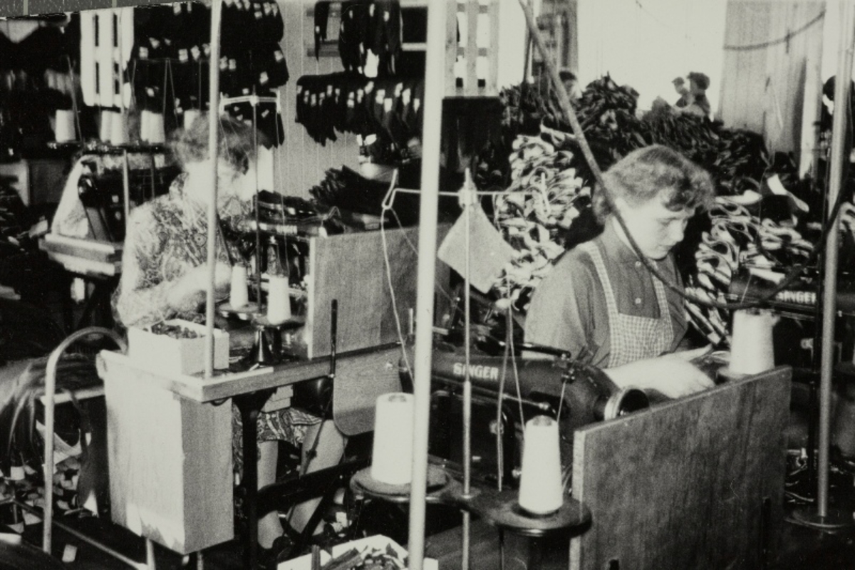 To kvinner ved symaskiner syr Wild-West-bukser i konfeksjonsfabrikken til Jonas Øglænd Sandnes