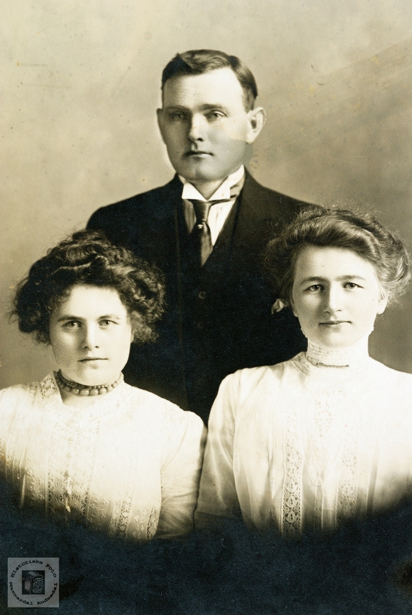 Familieportret med far og to døtre i USA. Grindheim.