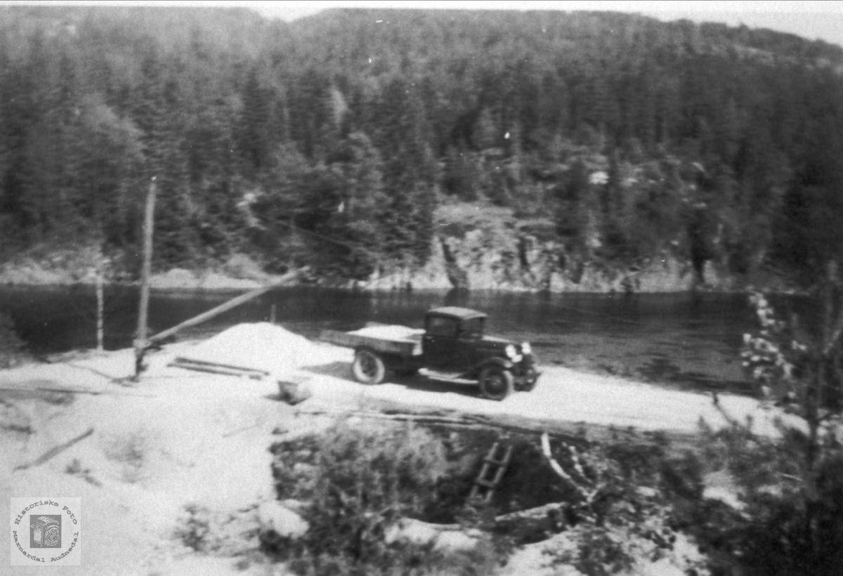 Gammel lastebil, ca. 130-modell, på Bjelland.