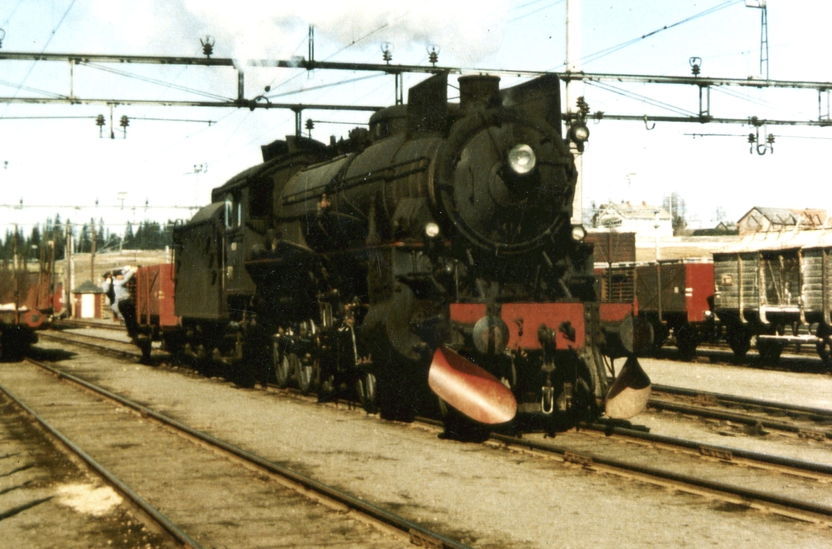 Damplokomotiv type 31b nr. 451 på Eina stasjon