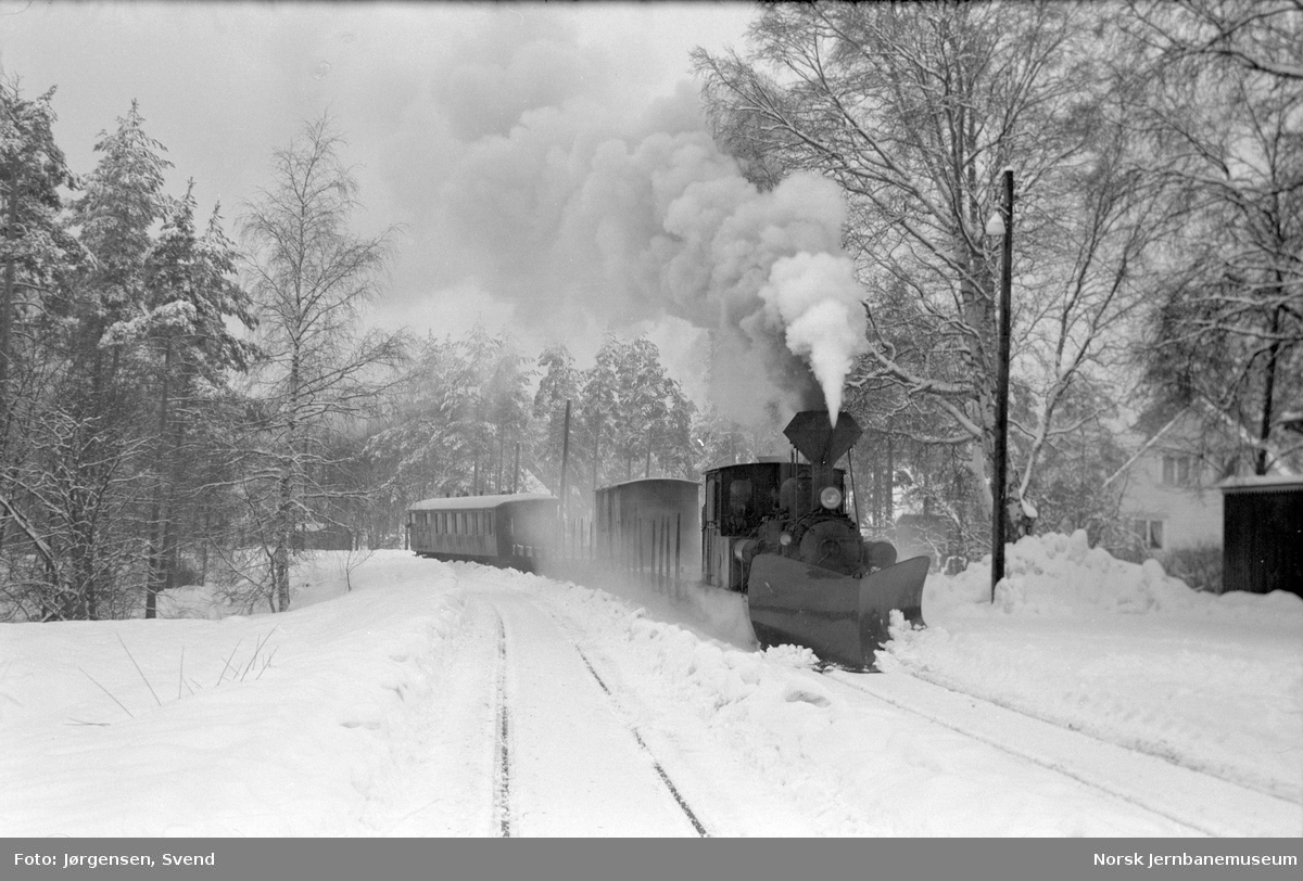 Godstog med damplokomotiv kjører inn på Hornnes stasjon