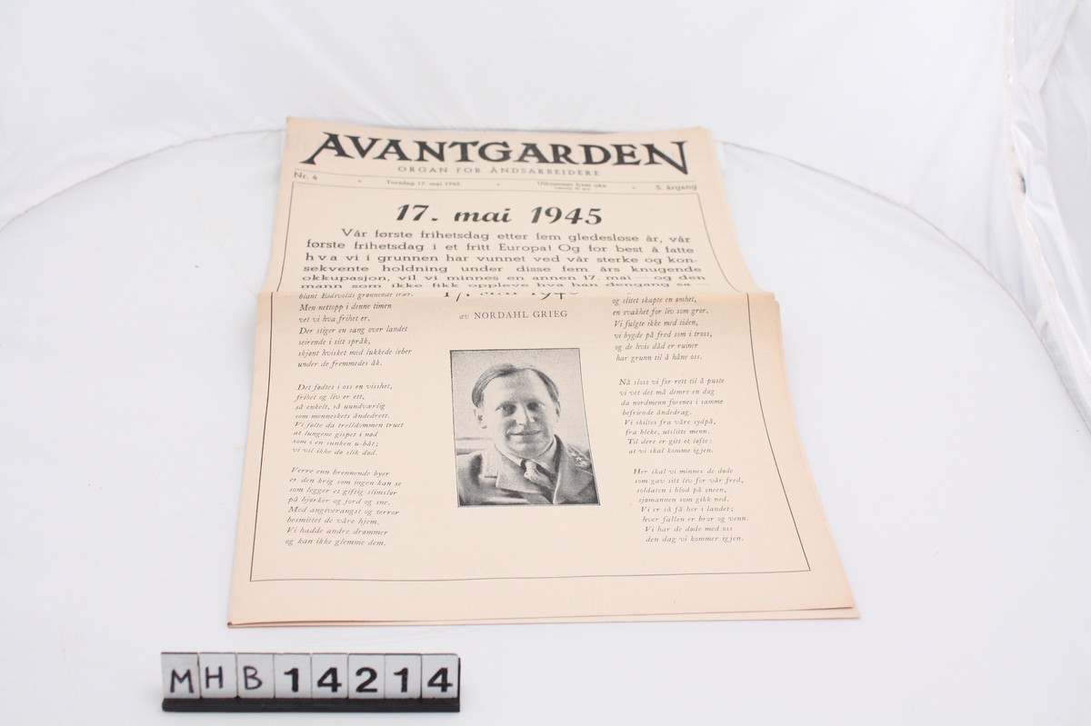 Rektangulær papiravis utgitt på nasjonaldagen ved andre verdenskrigs slutt. På forsiden er et dikt av Nordahl Grieg.
