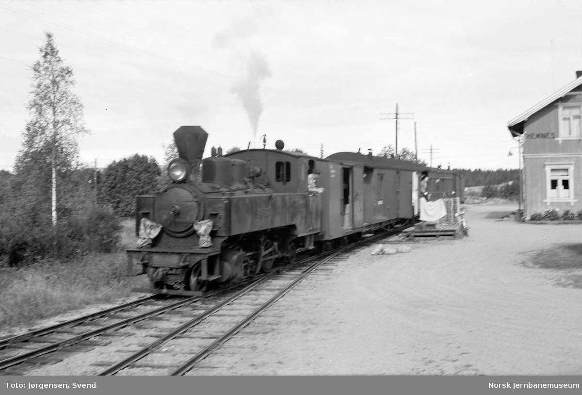 Damplokomotiv nr. 4 "Setskogen" med tog i retning Skulerud på Hemnes stasjon