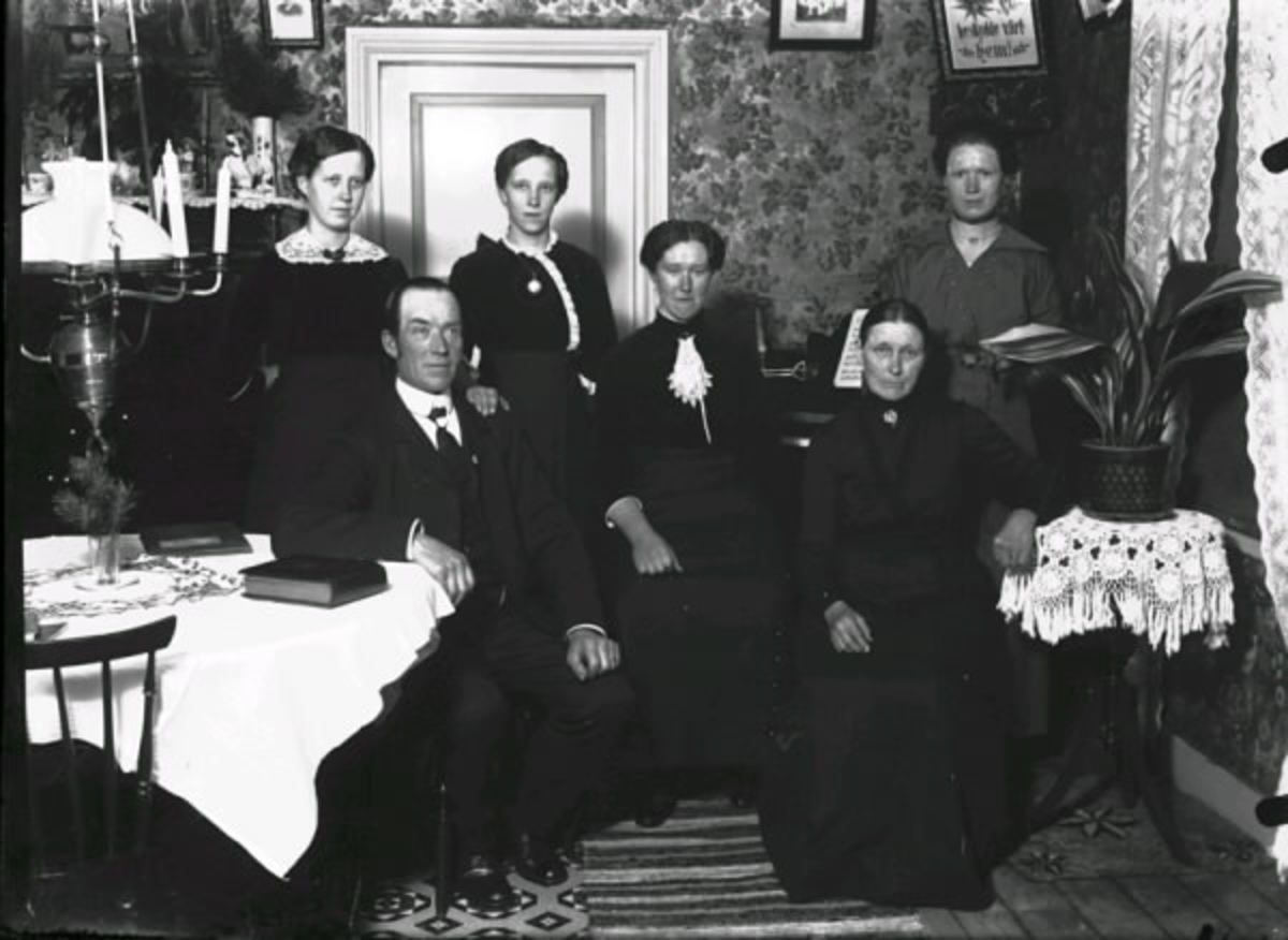 Familjebild i finrum med Lovisa och August Andersson och deras döttrar Lilli, Elsa, Ester (född 1893) och Alma. De bodde i Näs, Drängsered.