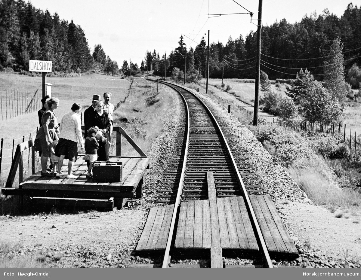 Dalshov holdeplass med reisende som venter på toget