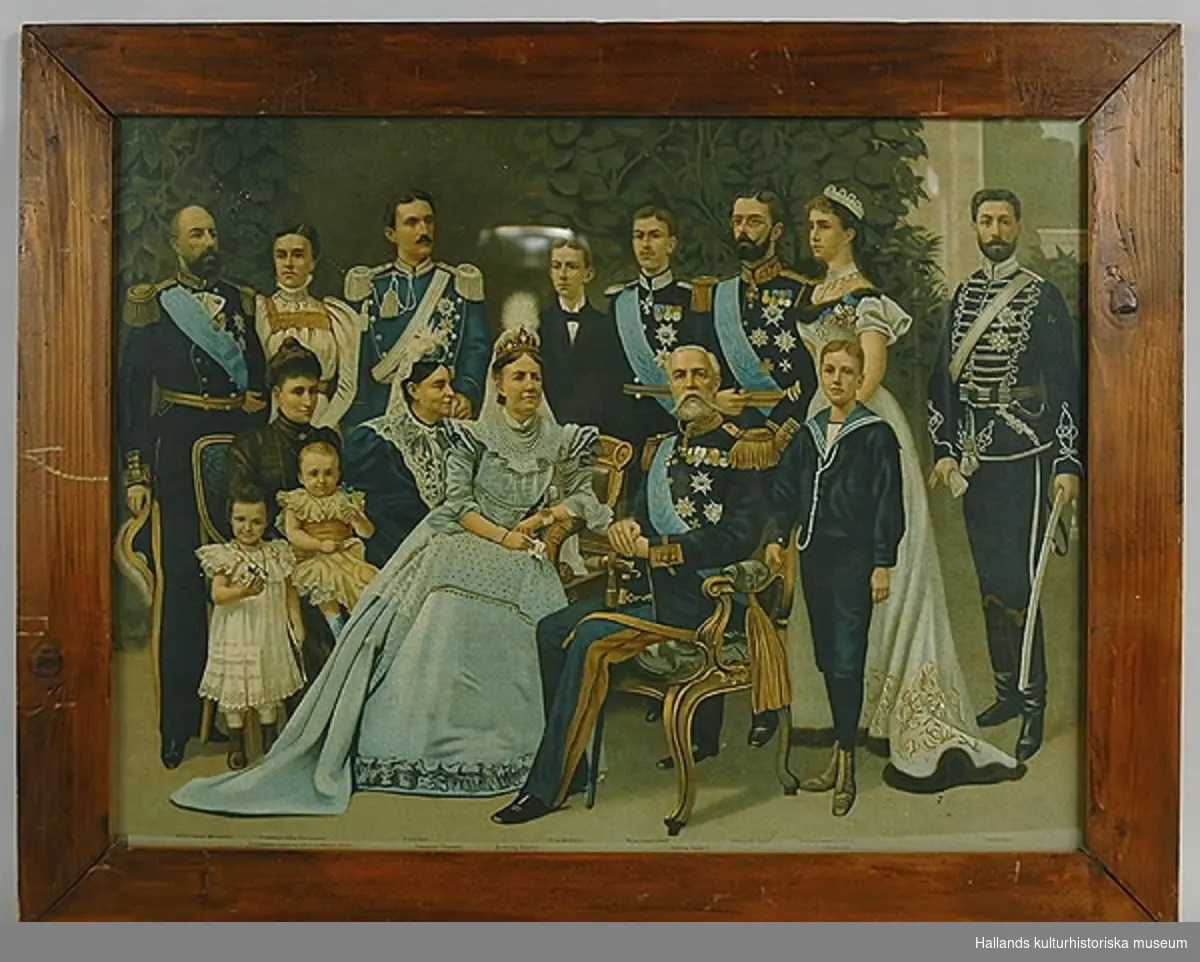 Kung Oscar II med familj, 15 personer. Färgtryck från 1901, samma som 1899 men med tillägg av prinsessan Märtha. Färgskala: Blå, grön, beige, gul.Flat fernissad träram.