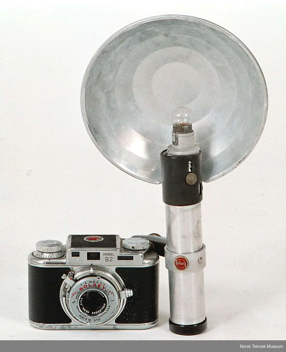 35 mm kamera m/lynlyslampe og filtersett i etui.