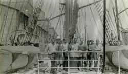 Mannskap ombord i Stålbark 'Skomvær'(b. 1892, Laxevaags Mask