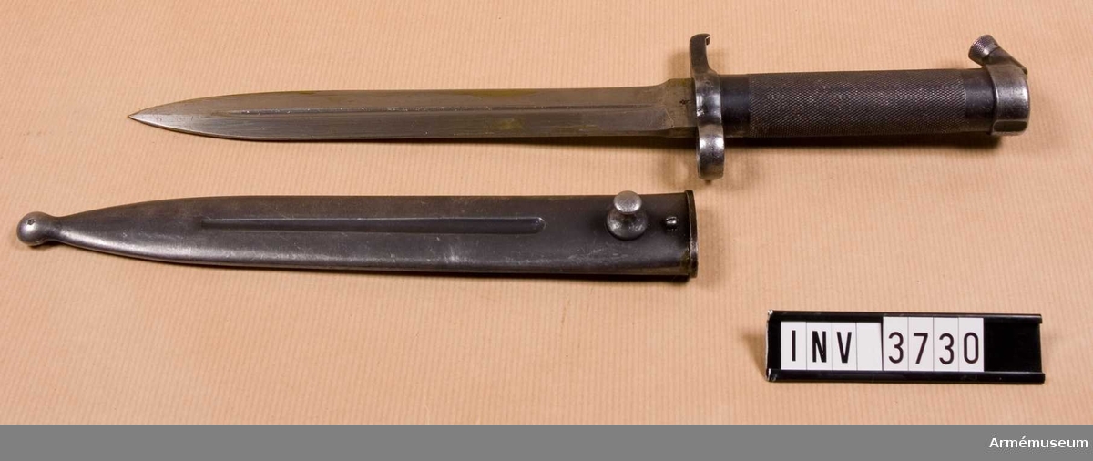 Knivbajonett m/1896 t gevär m/1896, m/1938/automatgevär m/1942.Består av: 1 bajonett, 1 balja av stål.Helt tillv. av stål med rörformigt lättrat grepp med konisk låsknapp och pipring. Rak, eneggad klinga med smal blodskåra på båda sidor. Klingb vid fästet: 25 mm. Pipringens id: 15,5 mm. Balja, l: 232 mm, vikt: 120 gr.
