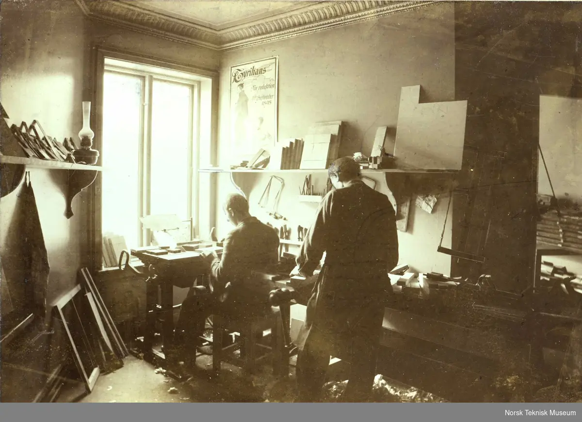 Produksjon ved klisjé-anstalten Wilh. Scheel & Co,  Akersgaten 7, omkring 1910.