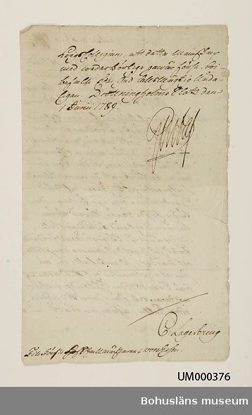 På tillhörande papperslapp står: "Gustaf III:s förordning ang. utrustning av kanonslupar till Bohuslänska kustens försvar. Konungens egenhändiga namnteckning."
På lappen angivs också museets inventarienummer UM376 samt diarienummer Dg 40.