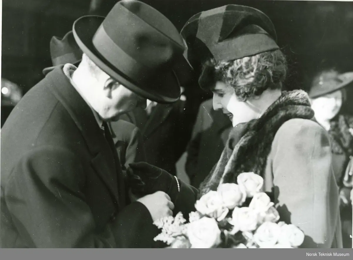 Stabelavløp, direktør C.N.R. Aamundsen overrekker armbåndet til gudmor fru advokat Schøning,  B/N 478 MS "Tulane", bygget ved  Akers mek. Verksted, 18. november 1939
