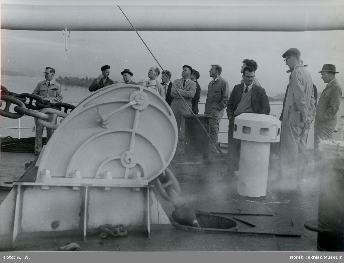 Test av ankerspillet under prøvetur med tørrlasteskipet M/S Atlantic Trader (tidl. M/S Bluebird), B/N 533 i Oslofjorden 28. september 1961. Skipet ble levert av Akers Mek. Verksted 6. oktober 1961 til Gulf Stream Trading ltd. v/ Federal Nav. & Com. ltd.