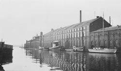 Nylands verksted anlagt 1855 ved Akerselva : småbåter fortøy