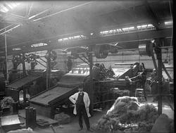 Christiania Seildugsfabrik, mann ved tekstilmaskin, kardever
