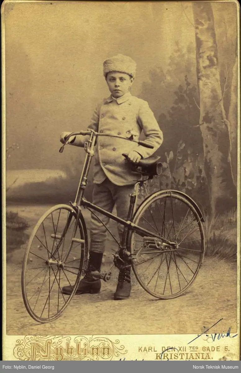 Kabinettkort. Portrett av Halfdan Steen-Hansen, 11 år med sin første sykkel, 1889. 