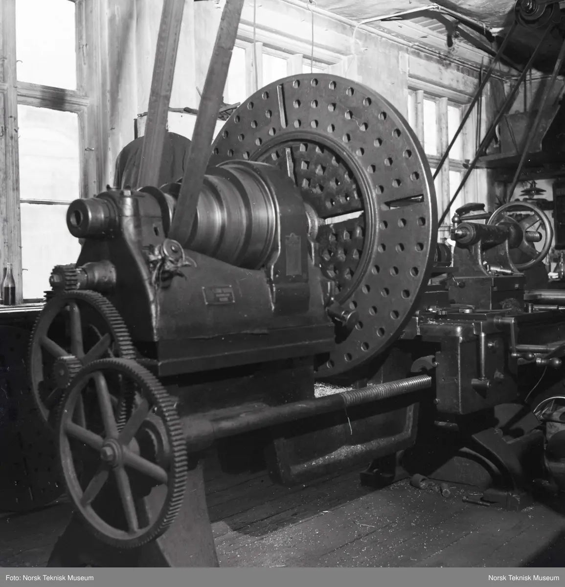 Dreiebenk i Kirkemos mek. Verksted, Storgt. 41, Oslo, fotografert 1953. 