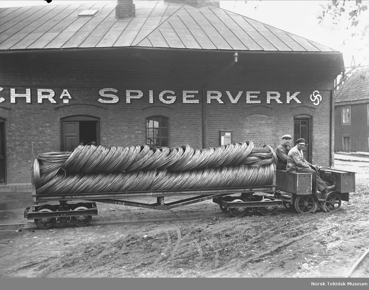 Intern transport av valsetråd til trådtrekkeriet på Bjørsheim, her utenfor den gamle vakta på Bikkjetorvet, ca 1930