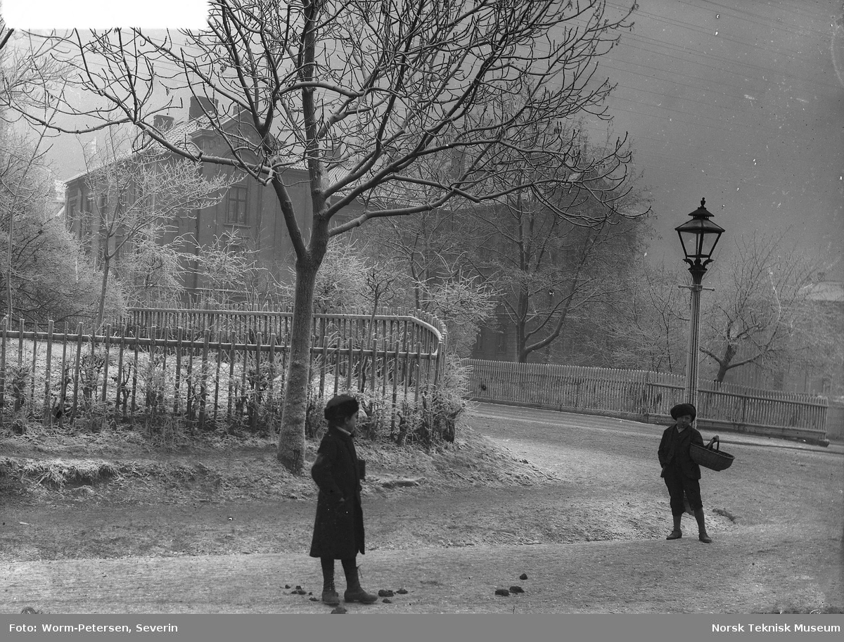 Vinterbilde fra Drammensveien med to barn