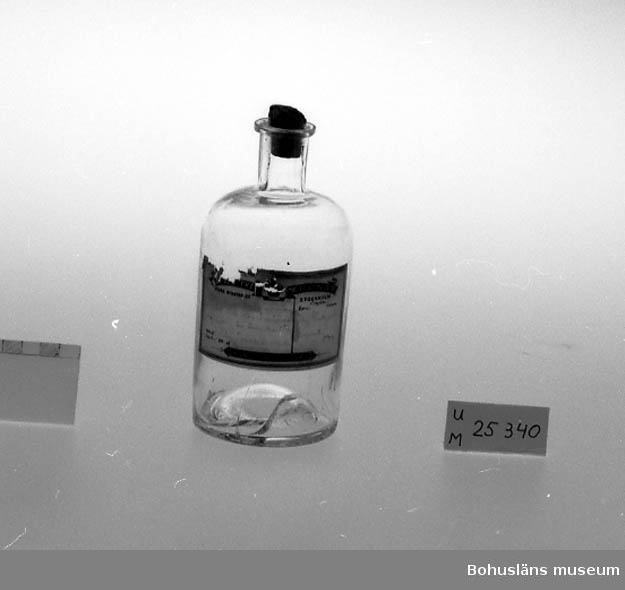 471 Tillverkningstid CA 1900
594 Landskap BOHUSLÄN

Skadad kork med otydlig siffra. Sprucken flaska. Skadad etikett med text.
Innehållet har tömts av Bohusläns museum.