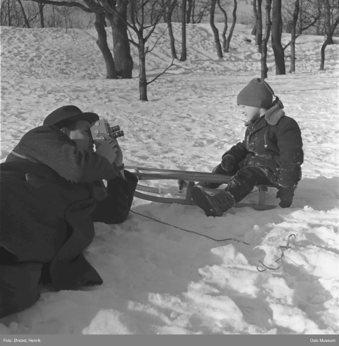 snø, gutt, kjelke, mann, filmkamera, filming